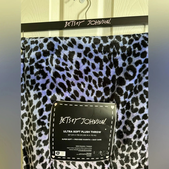 Betsey Johnson Purple Ombre Leopard Print Ultra Soft Plus Throw 50 IN X 70 IN - Picture 3 of 3